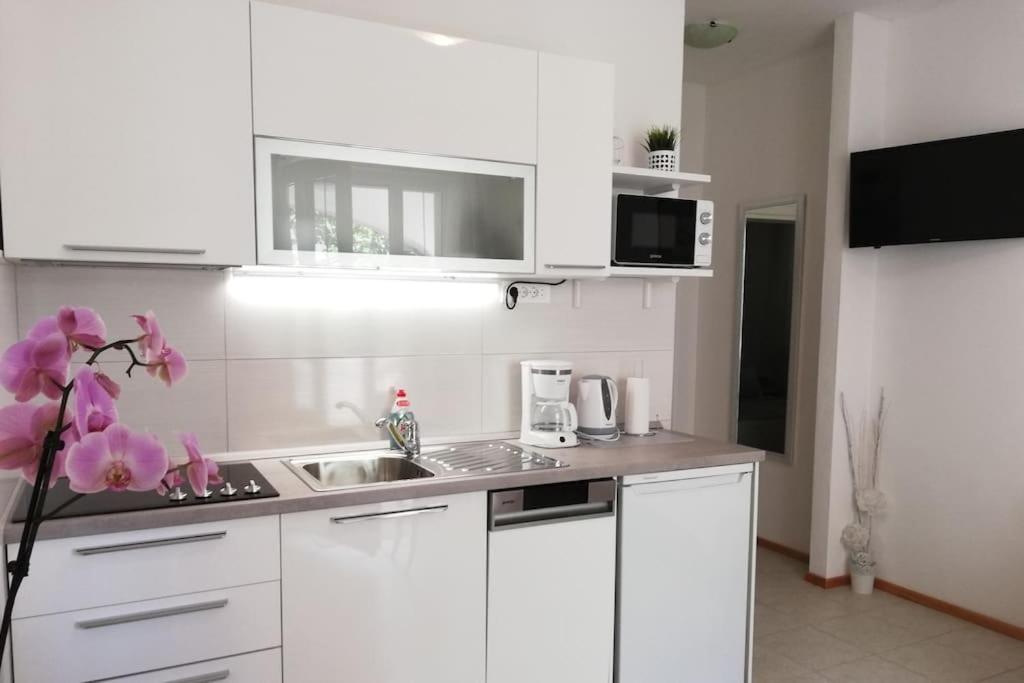 Apartments Regina Bol Bagian luar foto