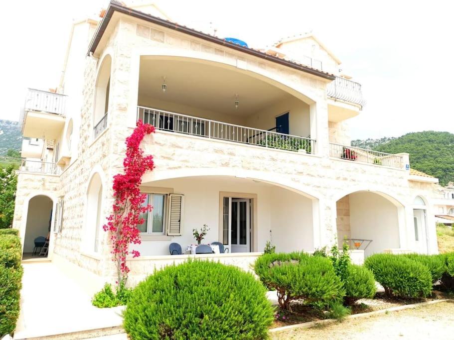 Apartments Regina Bol Bagian luar foto