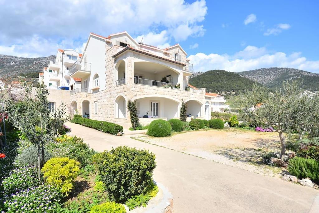Apartments Regina Bol Bagian luar foto
