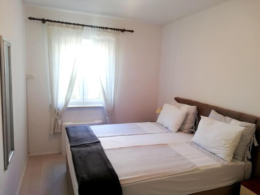 Apartments Regina Bol Bagian luar foto